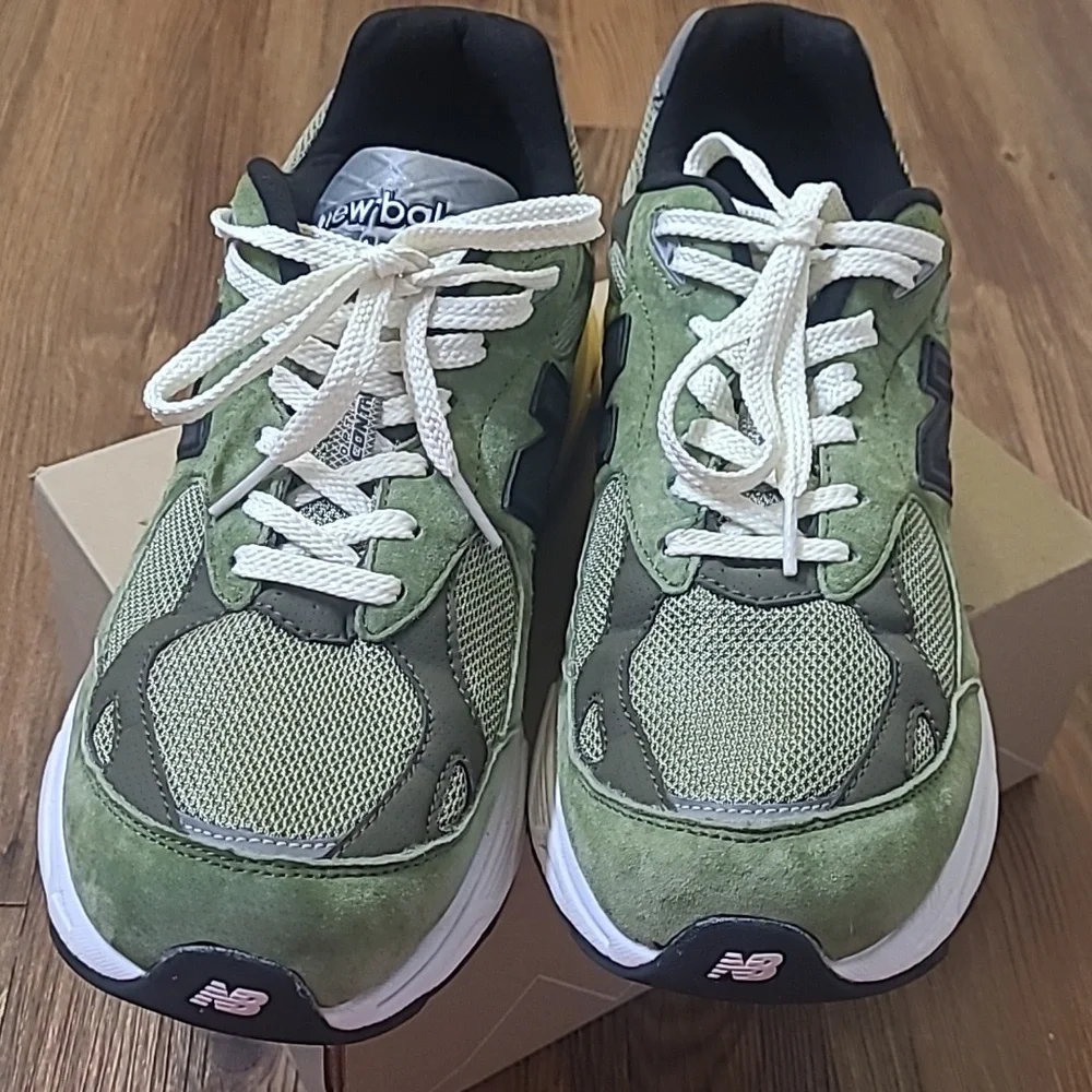 New Balance Men's Olive and‎ Black Sneakers